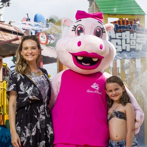 Fernanda Rodrigues posou para fotos com a filha e semelhança impressionou