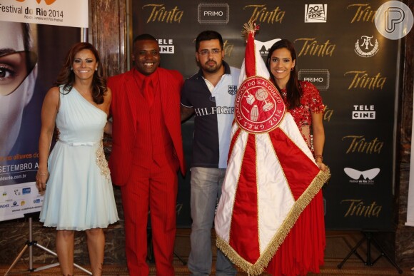 Viviane Araújo foi prestigiar a pré-estreia do filme 'Trinta', que fala sobre a vida do carnavalesco Joãosinho Trinta