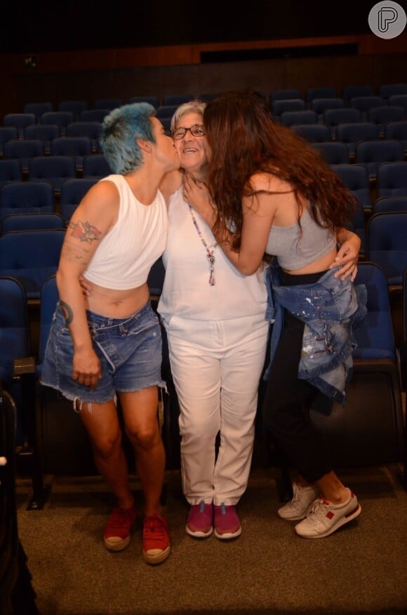 Nanda Costa prestigiou show feito pela namorada, Lan Lanh, e a mãe da cantora, Célia Peixoto
