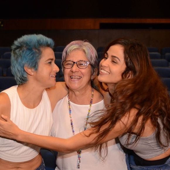 Nanda Costa e Lan Lanh foram fotografadas em momento de carinho com a mãe da percussionista, Célia Peixoto