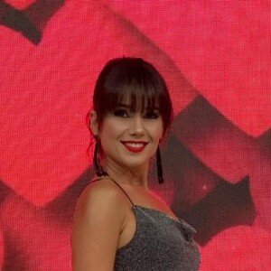 Paula Fernandes escolhe calça vazada como protagonista de look para programa de Rodrigo Faro