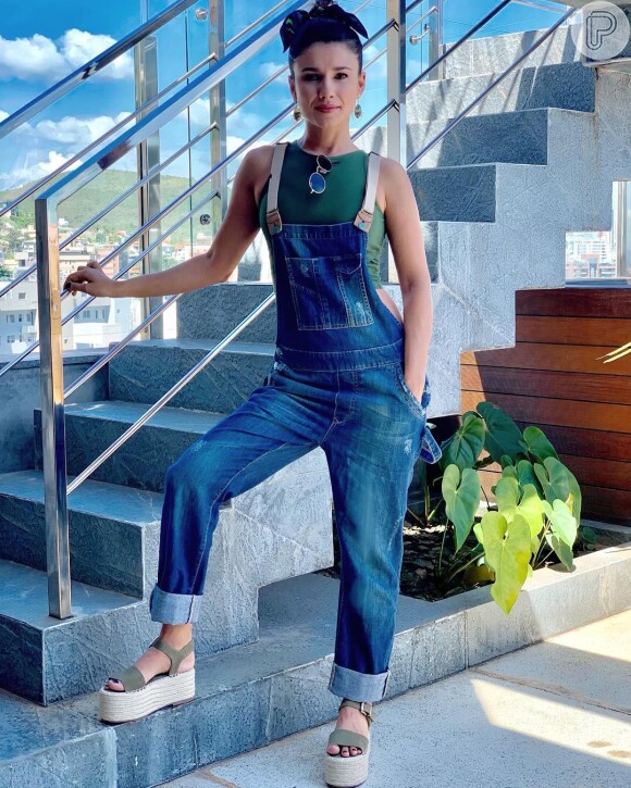 Paula Fernandes é fã de produções que aliam conforto e tem um toque fashionista: em um aerolook, ela se mostrou antenada com a trend dos lenços