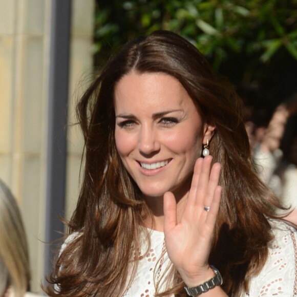 Kate Middleton usa vestido branco vazado do estilista local Zimmerman e combina look com uma sandália de cortiça