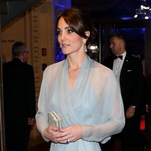 Kate Middleton investiu em vestido longo de tecido fino da estilista Jenny Packham para evento de filme