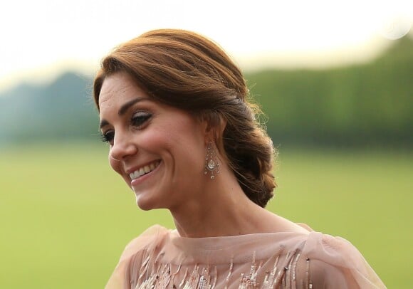 Kate Middleton já repetiu produção com penteado baixo
