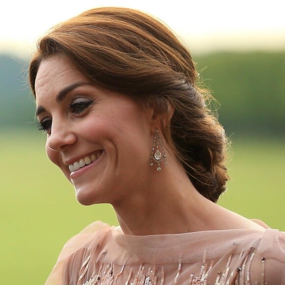 Kate Middleton já repetiu produção com penteado baixo