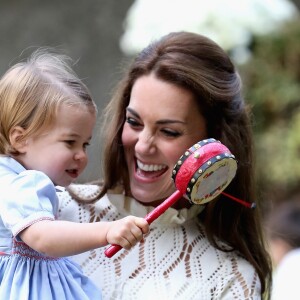 Kate Middleton investiu em um modelo de crochê em evento com a família real