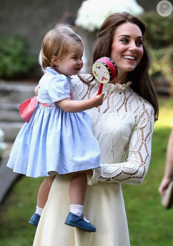 Vestido inspirador usado por Kate Middleton tem gola e mangas com leves babados