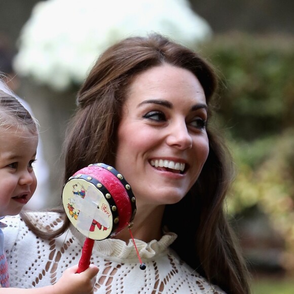 Vestido inspirador usado por Kate Middleton tem gola e mangas com leves babados