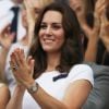 Kate Middleton escolheu um vestido branco com estampa de flores da grife londrina Catherine Walker & Co. e sandálias Stuart Weitzman para torneio 
