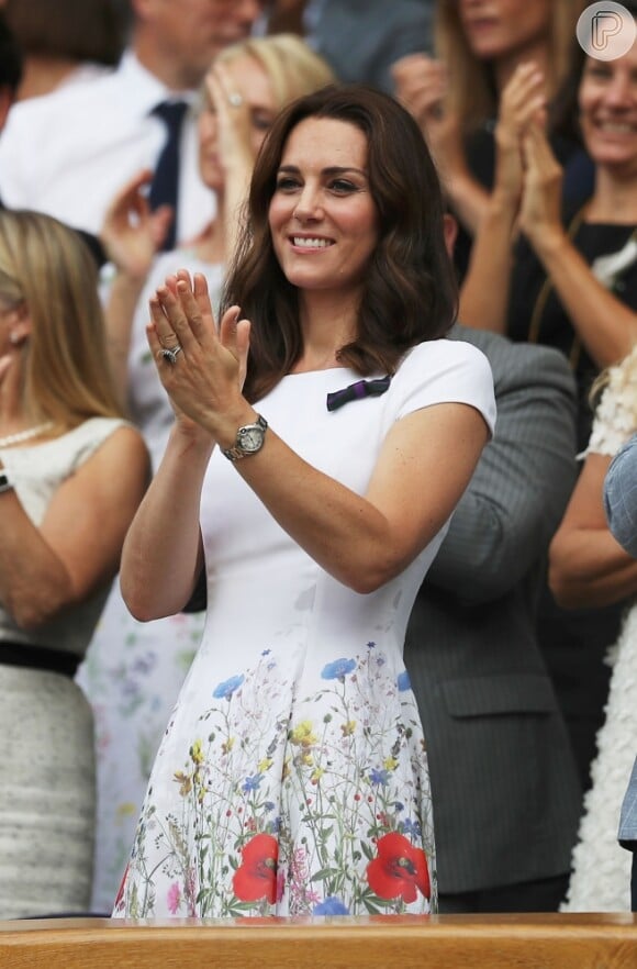 Kate Middleton escolheu um vestido branco com estampa de flores da grife londrina Catherine Walker & Co. e sandálias Stuart Weitzman para torneio 