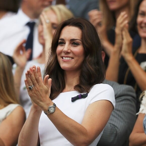 Kate Middleton escolheu um vestido branco com estampa de flores da grife londrina Catherine Walker & Co. e sandálias Stuart Weitzman para torneio 