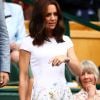 Kate Middleton investe em look midi com detalhe floral