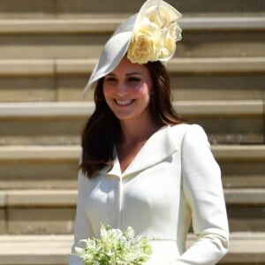 Kate Middleton costuma combinar vestido-casado grifado com scarpim e chapéu com arranjo de flores