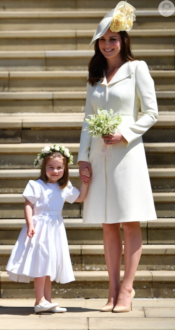 Kate Middleton costuma combinar vestido-casado grifado com scarpim e chapéu com arranjo de flores