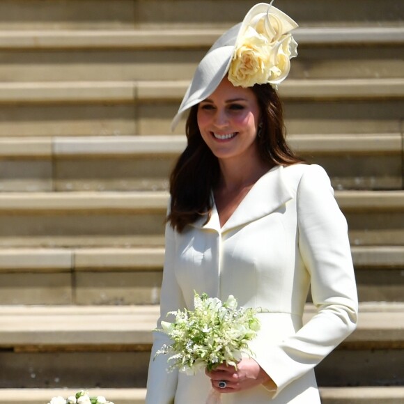 Kate Middleton costuma combinar vestido-casado grifado com scarpim e chapéu com arranjo de flores
