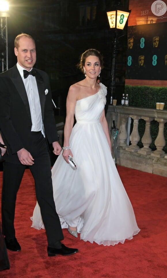 Para completar look inspirador, Kate Middleton investiu em sapatos Jimmy Choo, modelo 'Romy in Viola', repletos de brilhantes
