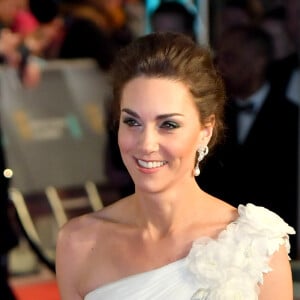 Kate Middleton usa vestido de um ombro só assinado por Alexander McQueen