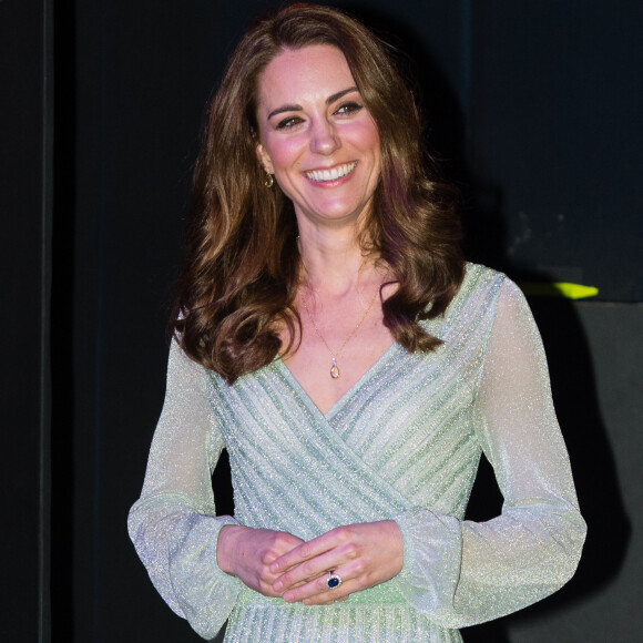 Kate Middleton aposta em vestido verde claro de lurex com glitter  e joias minimalistas