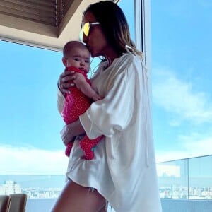 Filha de Sabrina Sato, Zoe encanta os fãs da apresentadora em fotos na web