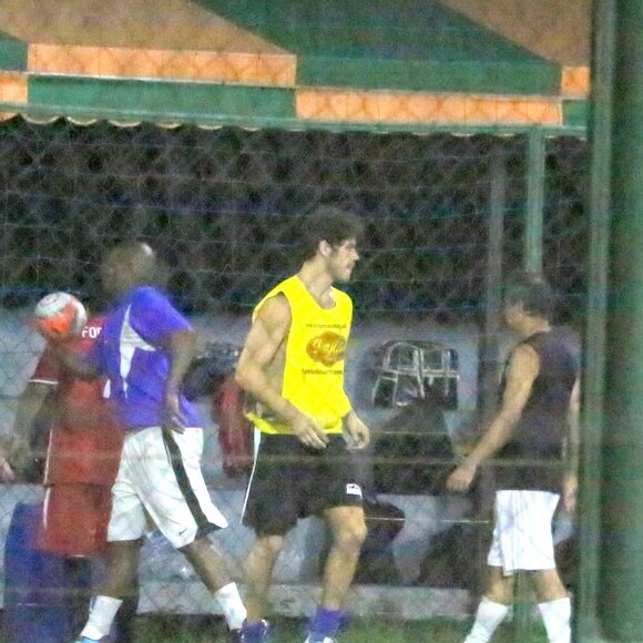José Loreto apareceu com aliança de casamento durante jogo de futebol com amigos