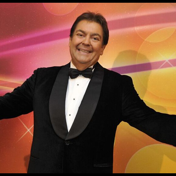 Faustão recebe homenagem de filho, João Guilherme, ao completar 30 anos com o 'Domingão do Faustão' no ar.