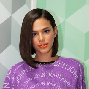 Bruna Marquezine estrela de batom vermelho nova campanha de grife de joias da HStern