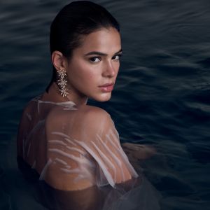 Bruna Marquezine estrela de camisa branca molhada e batom vermelho nova campanha de grife de joias