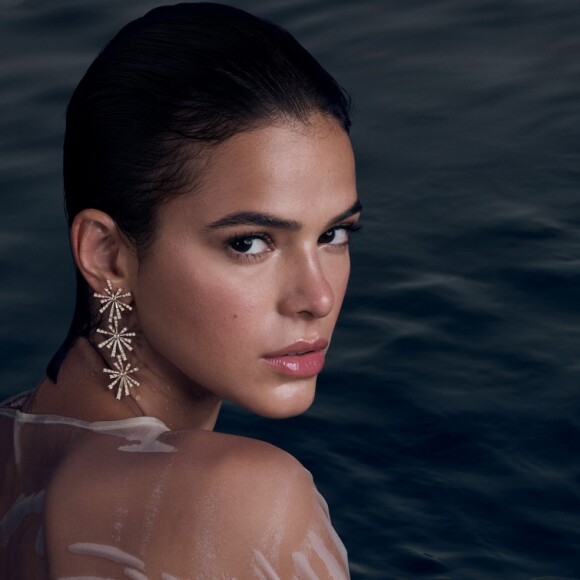 Bruna Marquezine estrela de camisa branca molhada e batom vermelho nova campanha de grife de joias