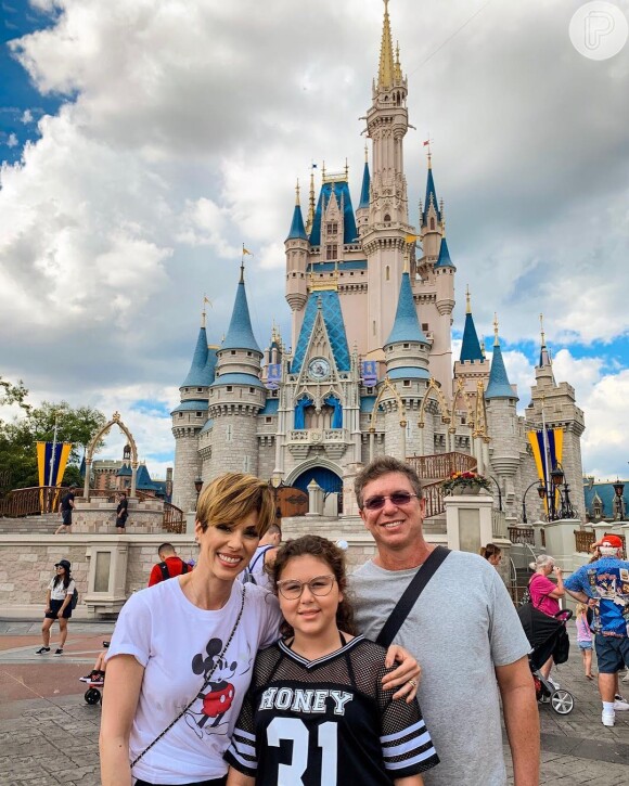 Ana Furtado encontrou o marido, Boninho, e a filha, Isabella, na Disney