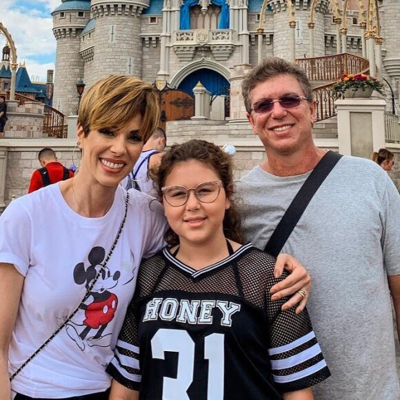 Ana Furtado encontrou o marido, Boninho, e a filha, Isabella, na Disney