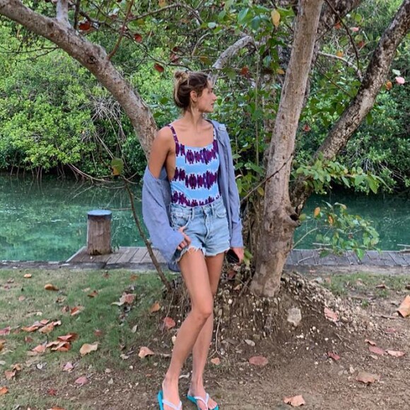 A estampa do body de Sasha, o tie dye, foi sucesso nos anos 1960 e 1970 e dá uma pegada retrô ao look da estudante de moda.
