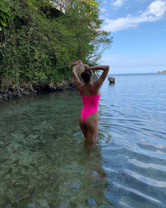 Sasha Meneghel aposta no maiô neon, trend deste verão, durante viagem à Jamaica