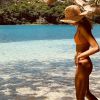 Com biquíni na paleta de cores do living coral, Sasha Meneghel arrasa em foto em praias paradisíacas