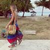 Sasha Meneghel aposta na trend tie dye em vestido pós-praia em cores vibrantes. A bolsa de palha saco com alças coloridas complementaram a produção