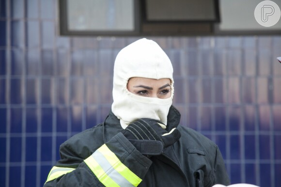 Sabrina Sato vestindo sua roupa especial para combater incêndios