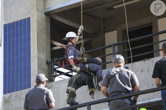 Sabrina Sato também participou de um resgate descendo de rapel de um prédio
