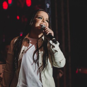 Maiara e Fernando Zor já trocaram beijos no palco, durante participação do cantor no show da artista com Maraísa