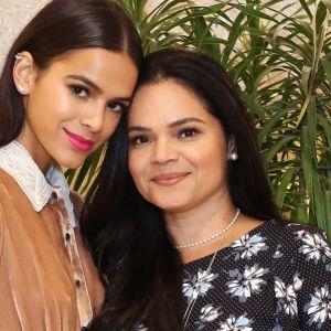 Mãe de Bruna Marquezine, Neide Maia, se emociona com viagem missionária da filha