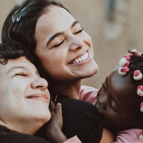 Mãe de Bruna Marquezine, Neide Maia, ficou encantada ao ver imagem da atriz com uma criança durante viagem