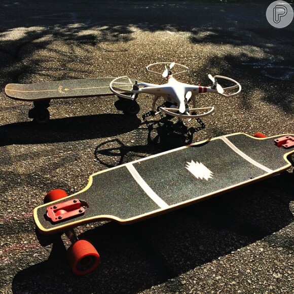 Com a presença de um drone, Chay Suede, José Loreto e Daniel Erthal andaram de skate