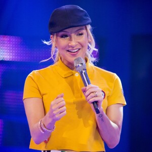 Claudia Leitte relata enjoos: 'Eu recebendo 300 pessoas com perfumes diferentes no camarim, e eu abraçando todo mundo, passando meio mal (risos)'