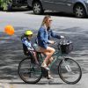 Leticia Birkheuer, da novela 'Império', passeia de bicicleta no Rio com o filho na garupa