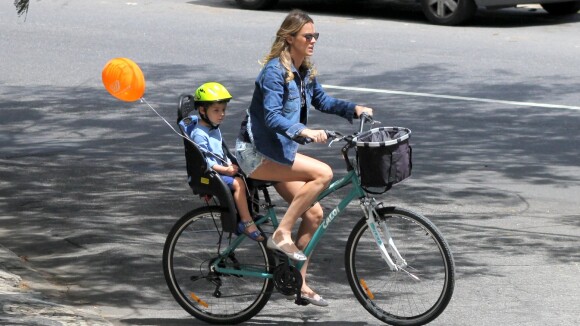 Leticia Birkheuer, da novela 'Império', passeia de bicicleta com o filho no Rio