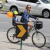 Leticia Birkheuer, da novela 'Império', passeia de bicicleta no Rio com o filho na garupa