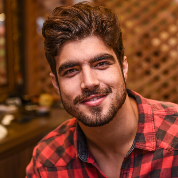 Caio Castroserá filho de Marco Nanini e neto de Betty Faria na novela 'A Dona do Pedaço'