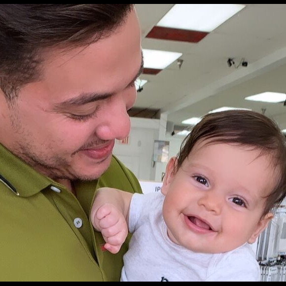 Wesley Safadão mostrou filho caçula, Dom, tocando bateria nesta terça-feira, 2 de abril de 2019