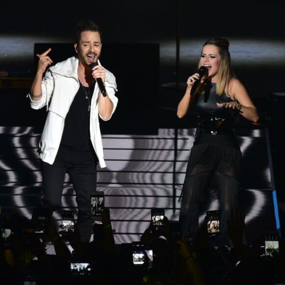Sandy e Junior fazem show exclusivo e cantam vários hits de sucesso