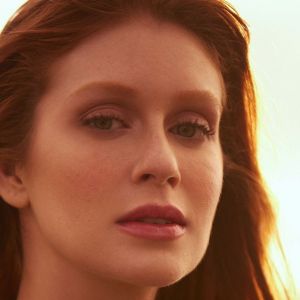 Marina Ruy Barbosa compartilha foto de sutiã enquanto se arruma, nesta terça-feira, dia 02 de abril de 2019