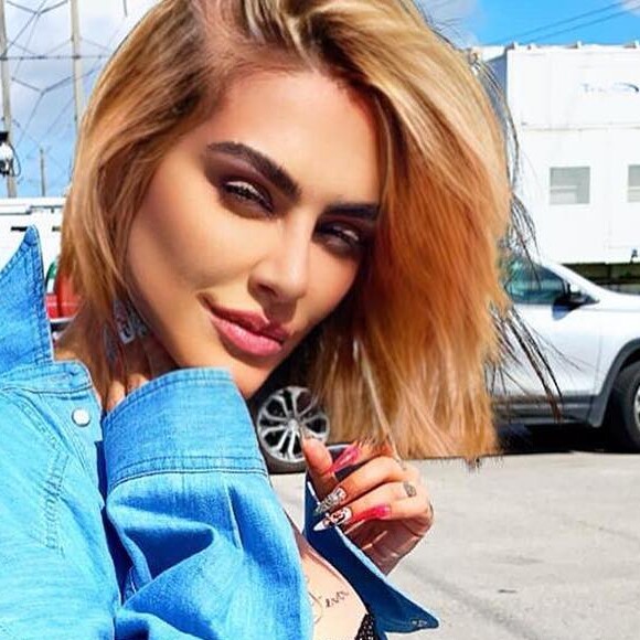 Cleo postou foto, no sábado (30), com o cabelo loiro. A atriz disse para seus seguidores que foi apenas um efeito.